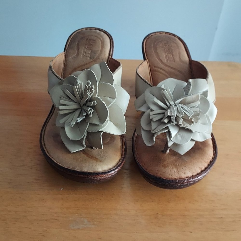 Off-white sandals with flower motif